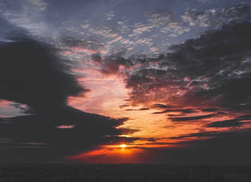 Ein Bild von einem Sonnenuntergang im Himmel stockbild Ein Bild von einem Sonnenuntergang im Himmel stockbild