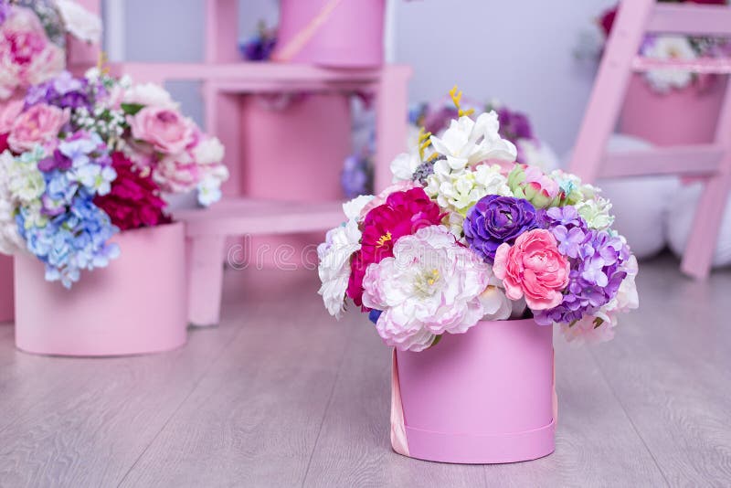 Ein Blumenstrauß von Blumen in einem Korb auf dem Hintergrund von Blumengestecken im Studio Schöne Dekorationen lizenzfreie stockfotos Ein Blumenstrauß von Blumen in einem Korb auf dem Hintergrund von Blumengestecken im Studio Schöne Dekorationen lizenzfreie stockfotos
