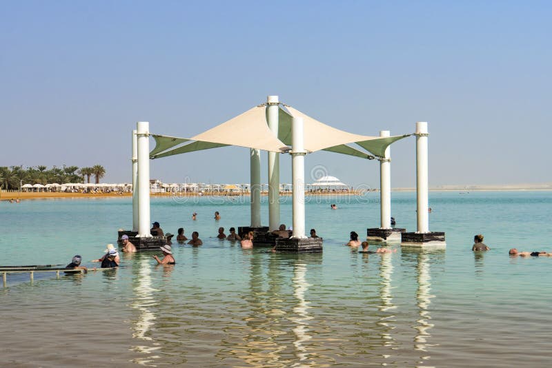 EIN BOKEK, ISRAËL le 22 octobre 2018 : Les gens flottant en mer morte vers photos stock EIN BOKEK, ISRAËL le 22 octobre 2018 : Les gens flottant en mer morte vers photos stock