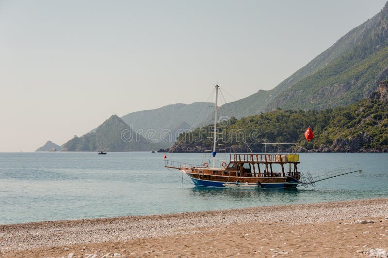 Ein Boot festgemacht nahe dem Seeufer. Ein kleines Boot festgemacht nahe dem erstaunlichen Seeufer in der Türkei