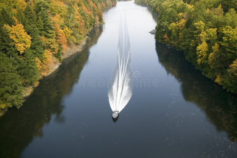Ein Boot navigiert den Connecticut River durch Herbstfarbe auf der Mohikaner-Spur von West-Massachusetts, Neu-England