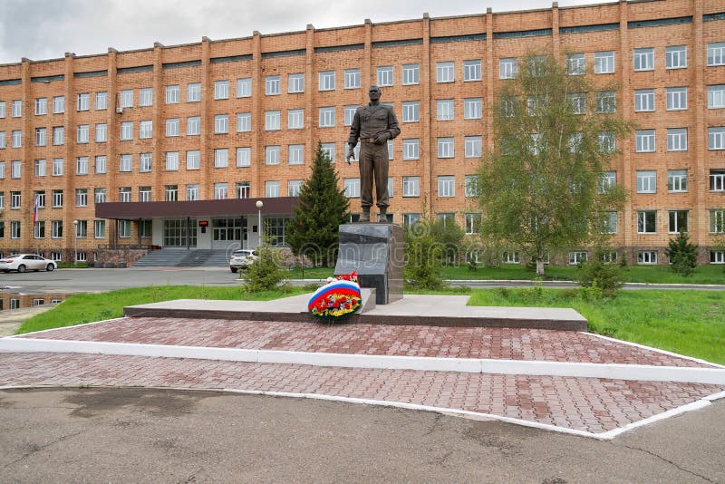 Ein Bronzemonument zu General Lebed vor dem hintergrund der Kadett-Schule lizenzfreie stockfotografie Ein Bronzemonument zu General Lebed vor dem hintergrund der Kadett-Schule lizenzfreie stockfotografie