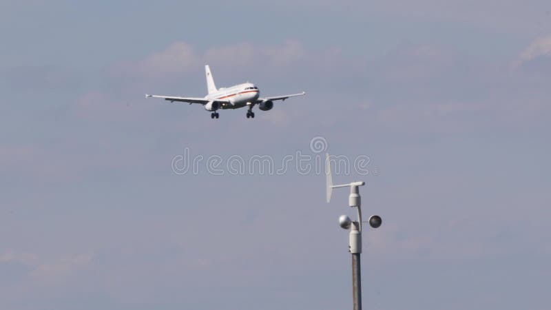 Ein bundesdeutsches Flugzeug, das sich einem Flughafen nähert stock video footage