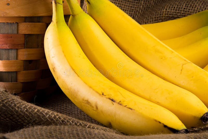 Bündel Bananen im Korb stockbild. Bild von schnitt, bündel - 13282285