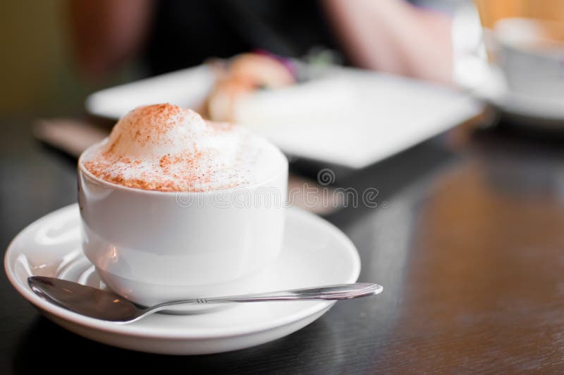 Ein Cappuccinocup mit Milchschaumgummi stockbild Ein Cappuccinocup mit Milchschaumgummi stockbild