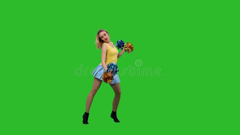 Ein Cheerleader tanzt einen jubelnden Tanz Spinnen anmutig hocken tun eine vertikale Spaltung. eine blonde in einem gelben stock footage