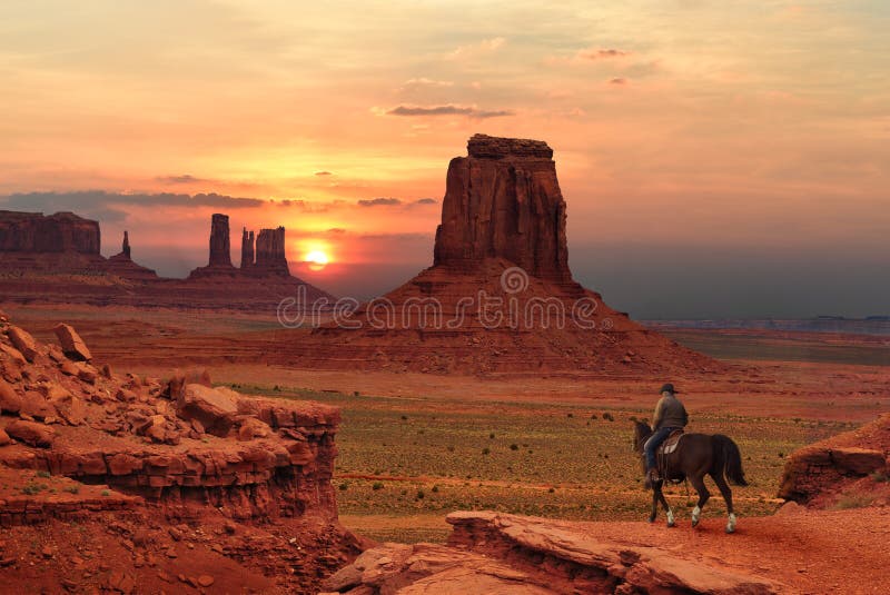 Ein Cowboy auf einem Pferd bei Sonnenuntergang im Monument-Tal-Stammes- Park in Utah-Arizona-Grenze, USA