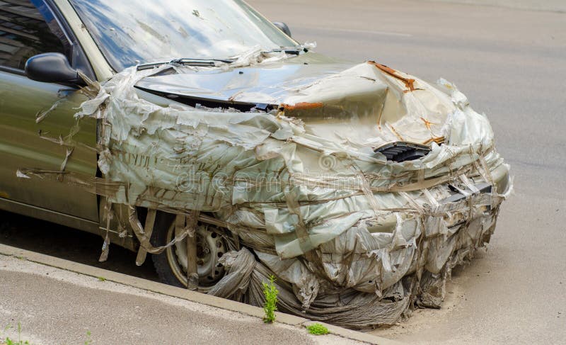 Ein defektes Auto auf der Straße stockbilder Ein defektes Auto auf der Straße stockbilder