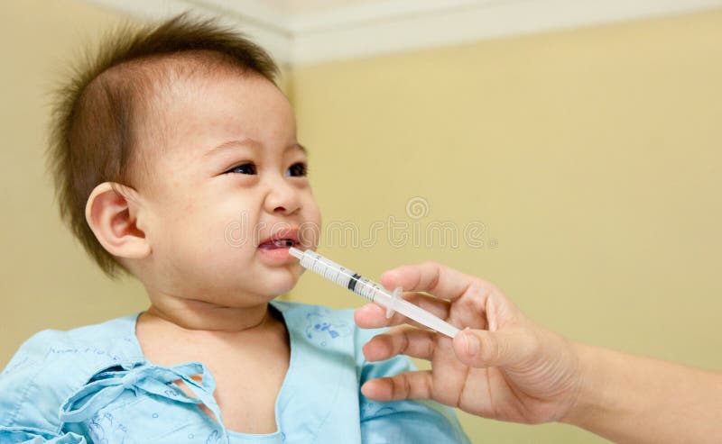 Ein Doktor, der eine Einspritzung gibt lizenzfreie stockfotos Ein Doktor, der eine Einspritzung gibt lizenzfreie stockfotos