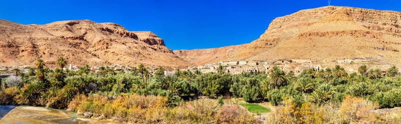 Ein Dorf mit traditionellen kasbah Häusern in Ziz-Tal, Marokko stockbilder Ein Dorf mit traditionellen kasbah Häusern in Ziz-Tal, Marokko stockbilder