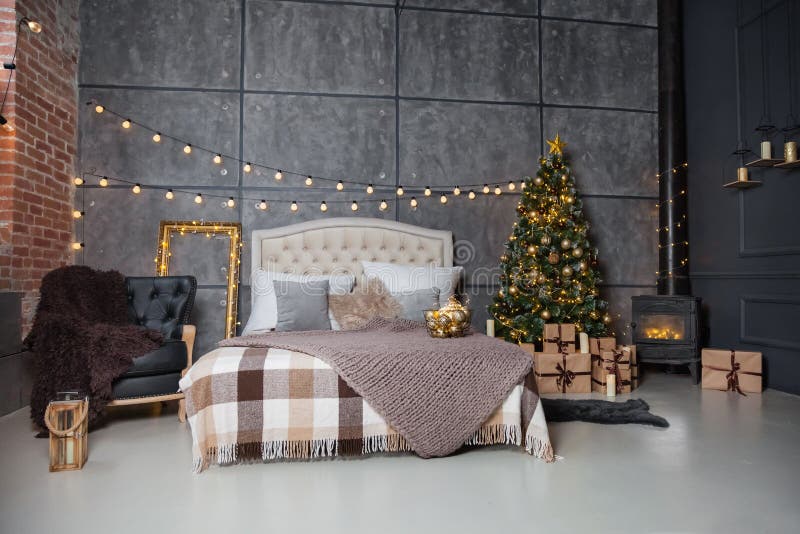 Ein Dunkles Zimmer Mit Einem Bett Und Vielen Deko- Und Leuchten, Ein  Weihnachtsbaum Mit Geschenken Darunter, Eine Graue Wand Stockfoto - Bild  von dunkel, winter: 166181254