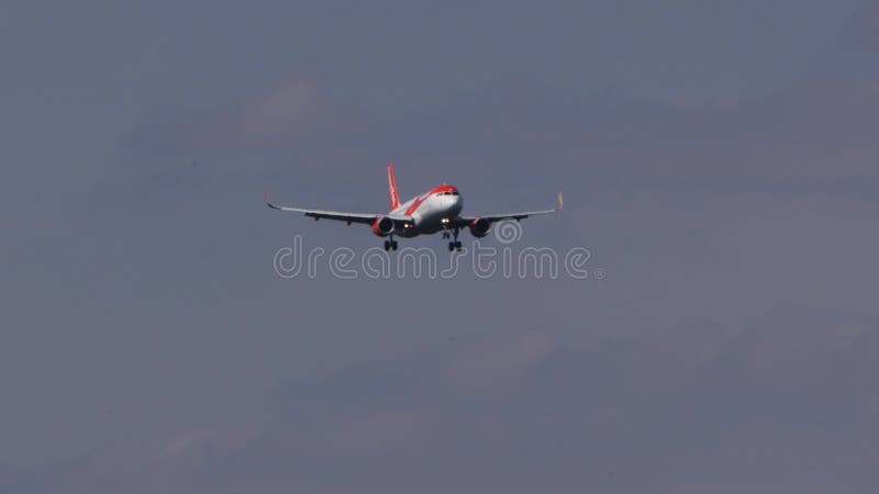Ein einfaches Flugzeug, das sich einem Flughafen nähert stock video footage