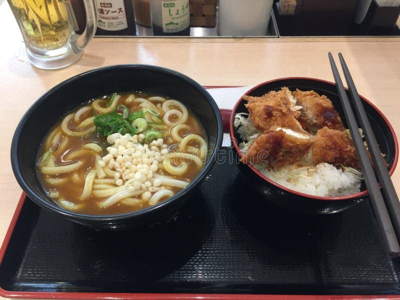 Ein einfaches Gericht von heißem Udon und Tonkatsu in Kyoto lizenzfreie stockfotografie Ein einfaches Gericht von heißem Udon und Tonkatsu in Kyoto lizenzfreie stockfotografie