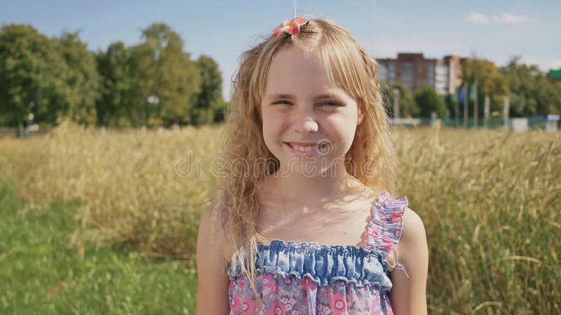 Ein einfaches Schießen eines jungen blonden Mädchens an einem sonnigen Sommertag