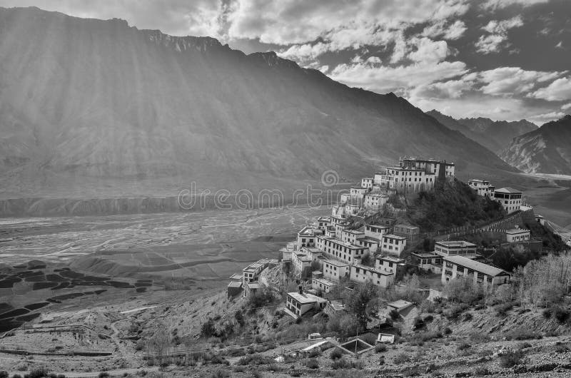 Ein einfarbiges Bild des Schlüsselklosters, ein tibetanisches buddhistisches Kloster gelegen in Indien lizenzfreie stockbilder Ein einfarbiges Bild des Schlüsselklosters, ein tibetanisches buddhistisches Kloster gelegen in Indien lizenzfreie stockbilder