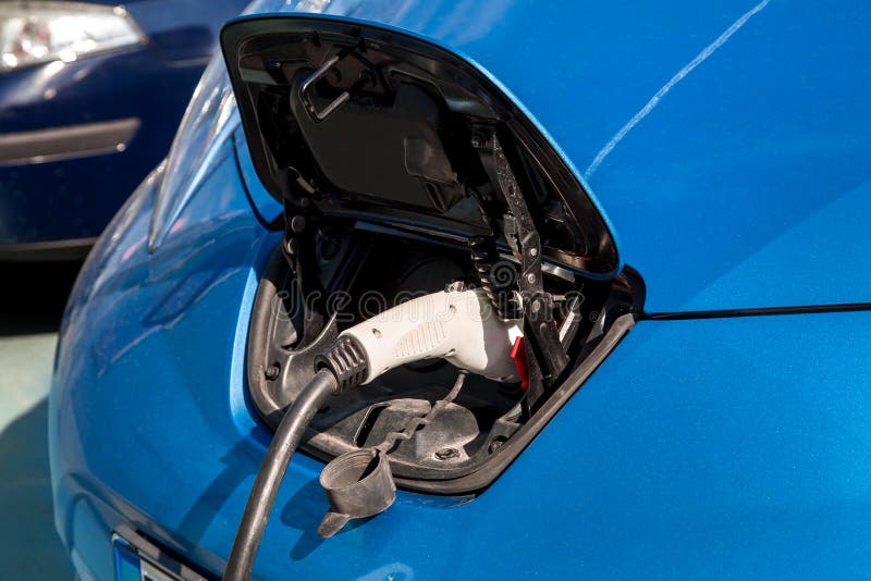 Ein Elektroauto oben aufladen, Abschluss stockbilder Ein Elektroauto oben aufladen, Abschluss stockbilder