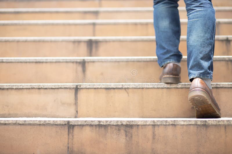 Ein eng arbeitender moderner Geschäftsmann geht in einer modernen Stadt zur Hauptverkehrszeit die Treppe hinauf und arbeitet in ei