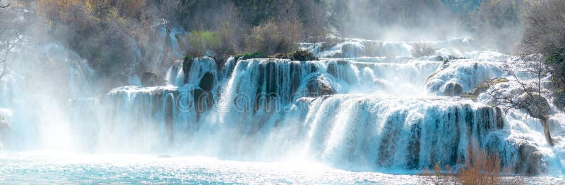 Ein enormes Wasserfall skradinski buk lizenzfreie stockfotografie