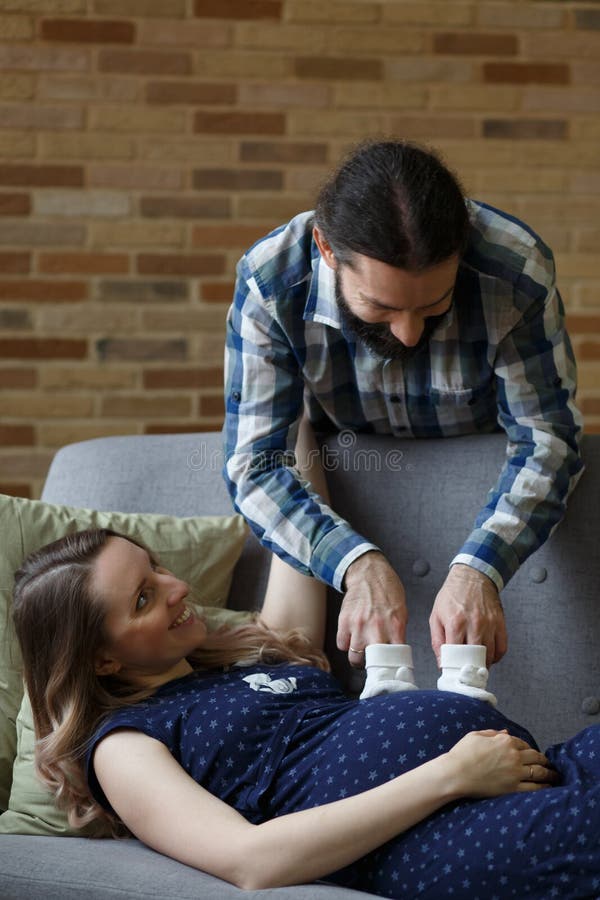 Ein erwachsenes Paar in der Liebe wartet auf ein Kind stockfoto