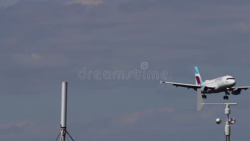 Ein Eurowings-Flugzeug, das sich einem Flughafen nähert stock footage