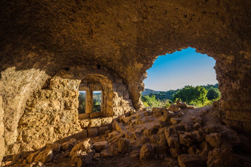 Ein Fenster in den Ruinen eines alten arabischen Hauses stockfoto Ein Fenster in den Ruinen eines alten arabischen Hauses stockfoto