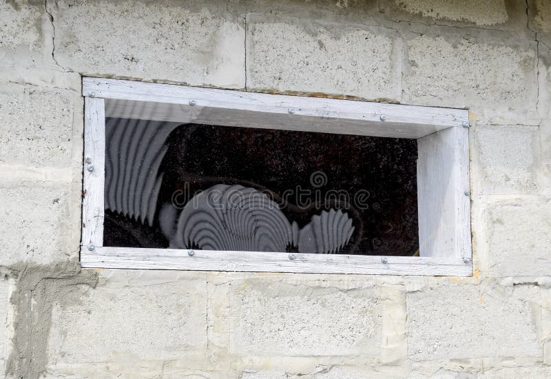 Ein Fenster Gemacht Von Plexiglas In Einer Betonmauer