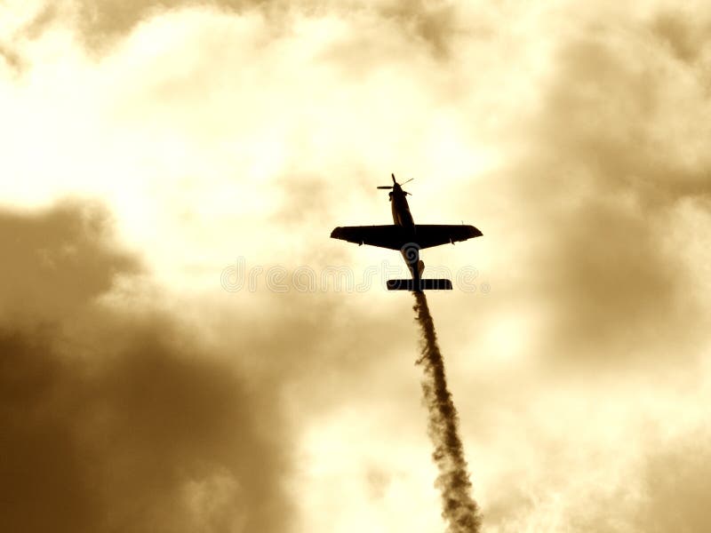 Ein Flugzeug, das die Rauchmethode II bildet stockfotografie Ein Flugzeug, das die Rauchmethode II bildet stockfotografie