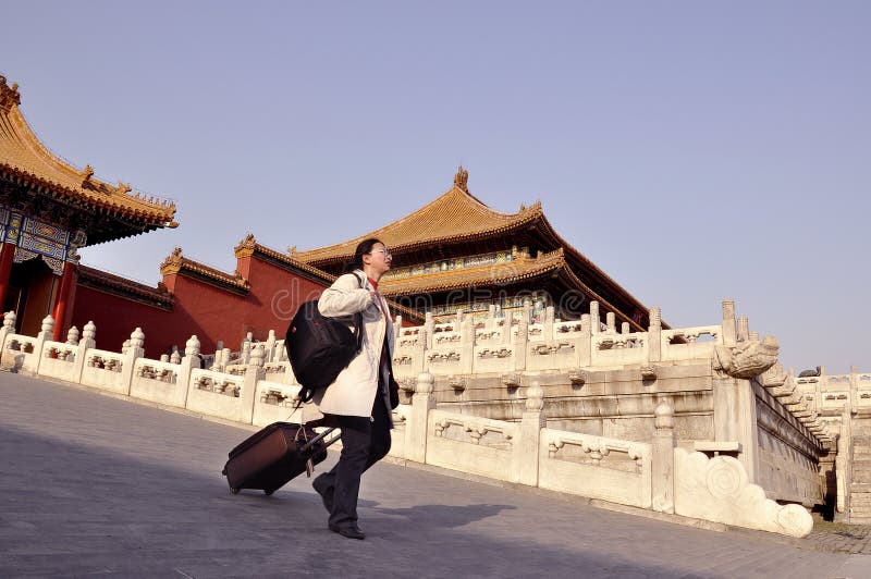 Ein Frauentourist mit Koffer in Verbotener Stadt, China lizenzfreie stockbilder Ein Frauentourist mit Koffer in Verbotener Stadt, China lizenzfreie stockbilder