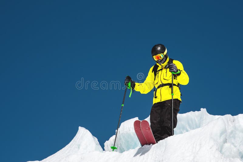 Ein freerider Skifahrer in der vollständigen Ausstattung steht auf einem Gletscher im Nord-Kaukasus Skifahrer, der bevor dem Spri stockfotos Ein freerider Skifahrer in der vollständigen Ausstattung steht auf einem Gletscher im Nord-Kaukasus Skifahrer, der bevor dem Spri stockfotos