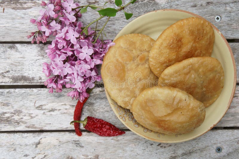 Ein frittiertes poori oder ein kachauri mit sicy lenti F? llung. Kachauri - eine frittierte Diskette mit einer w? rzigen F? llung von Moong oder chana daal oder urad daal Linsen