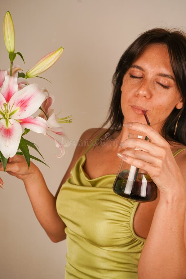 . ein Frühjahrsgeschenk für ein Mädchen stockfotos