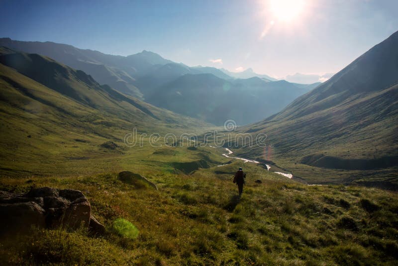 Ein Gebirgstourist geht gerade zur Sonne Dieses ist eine sehr aufregende Reise stockbilder Ein Gebirgstourist geht gerade zur Sonne Dieses ist eine sehr aufregende Reise stockbilder
