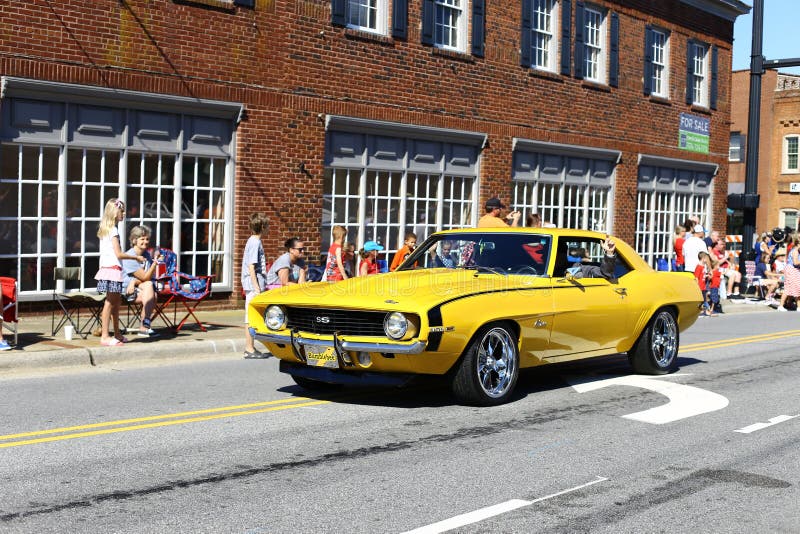 Ein gelbes Auto, das durch die Stadt von Kerersville North Carolina fährt
