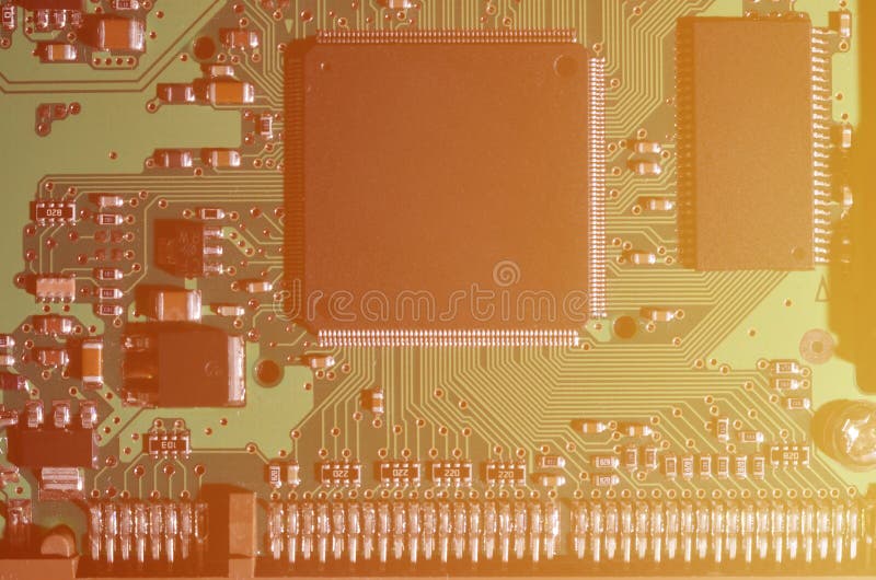 Ein getontes Makrobild eines Computerbrettes mit vielen kleinen technologischen Elementen Extrem flache Schärfentiefe Abstraktes lizenzfreie stockfotos Ein getontes Makrobild eines Computerbrettes mit vielen kleinen technologischen Elementen Extrem flache Schärfentiefe Abstraktes lizenzfreie stockfotos