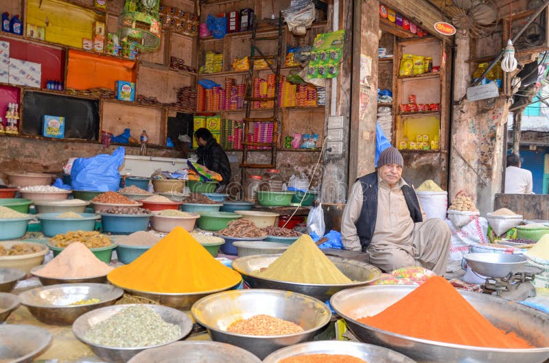 Ein Gewürz-Shop in der Lebensmittel-Straße, Lahore, Pakistan lizenzfreie stockbilder Ein Gewürz-Shop in der Lebensmittel-Straße, Lahore, Pakistan lizenzfreie stockbilder