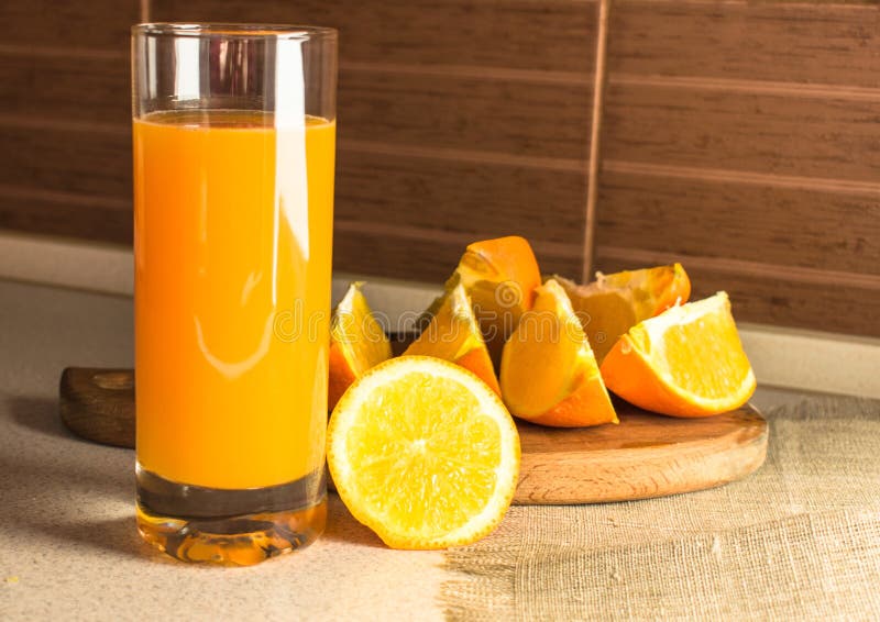Ein Glas Orangensaft und orange Scheiben auf dem Tisch stockfotos Ein Glas Orangensaft und orange Scheiben auf dem Tisch stockfotos