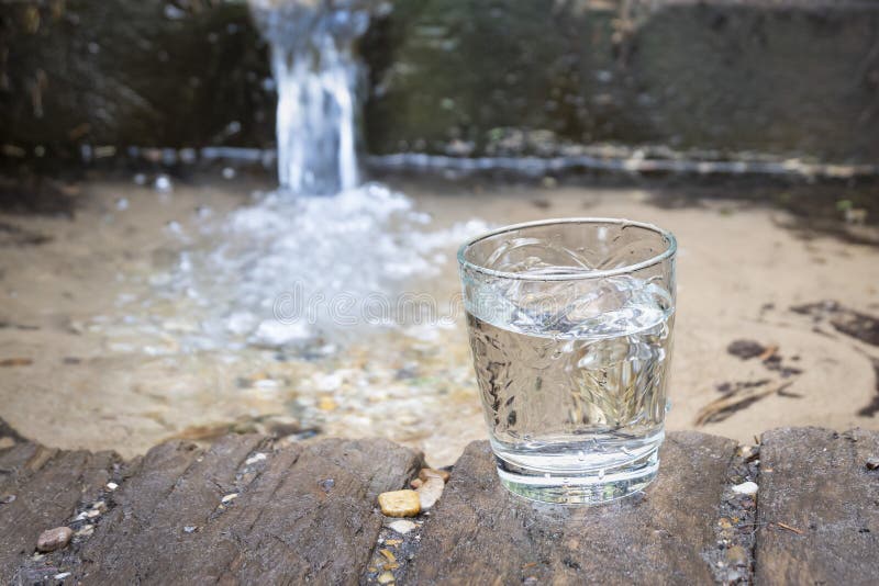 Ein Glas sauberes Quellwasser Quelle des reinen Rohwassers stockbild Ein Glas sauberes Quellwasser Quelle des reinen Rohwassers stockbild