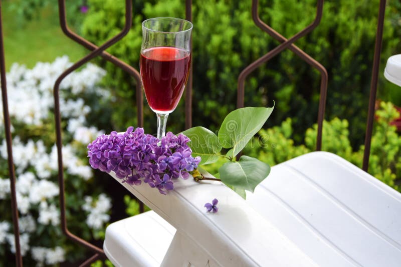 Brille Sommerterrasse Rosafarbener Wein Auf Stockfoto Bild von land