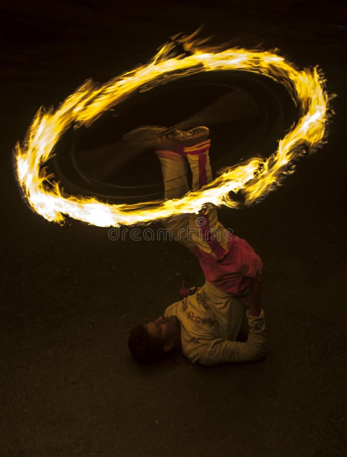Ein großartiger Standort als Feuer-Ball-Tänzer führt entlang einer Straße in Kandy während der großen Prozession Esala Perahera i lizenzfreie stockbilder Ein großartiger Standort als Feuer-Ball-Tänzer führt entlang einer Straße in Kandy während der großen Prozession Esala Perahera i lizenzfreie stockbilder
