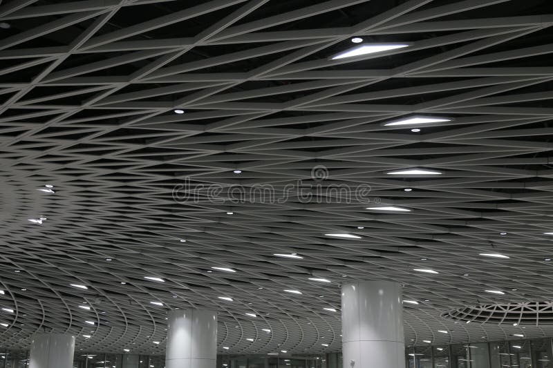 Ein großer Saal mit lichtdurchfluteter Decke stockfotografie