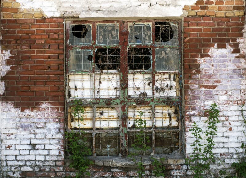 Ein großes Fenster im verlassenen Altbau stockfotografie Ein großes Fenster im verlassenen Altbau stockfotografie