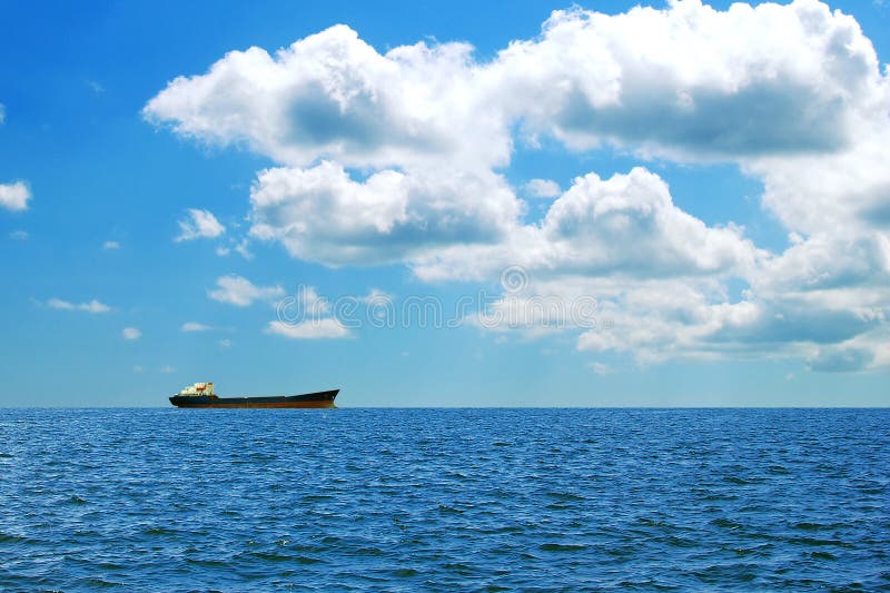 Ein großes Frachtschiff in Meer lizenzfreie stockfotos Ein großes Frachtschiff in Meer lizenzfreie stockfotos