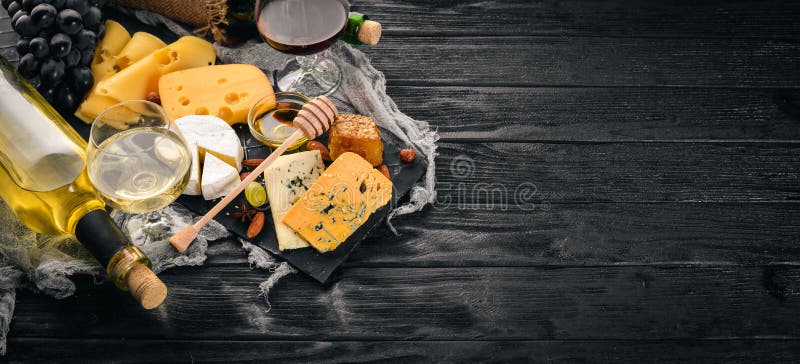 Ein großes Sortiment des Blauschimmelkäsetraubenhonignussrotes und -Weißweins Käsebriegorgonzola auf einem Holztisch. stockbild