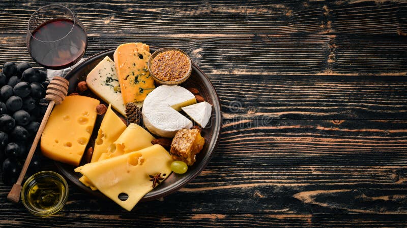 Ein großes Sortiment des Blauschimmelkäsetraubenhonignussrotes und -Weißweins Käsebriegorgonzola auf einem Holztisch. stockbild