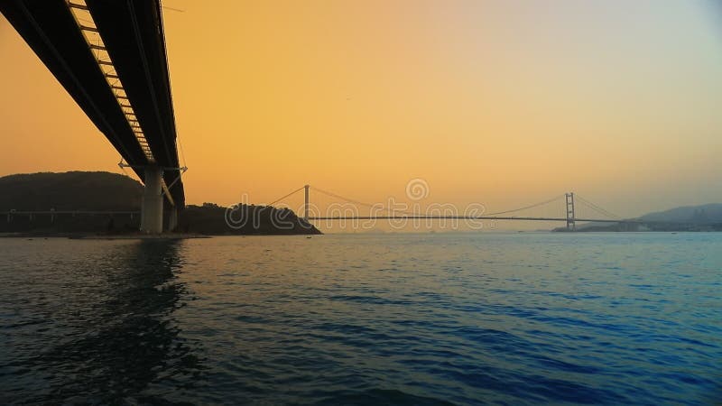 Ein Hafen und ein Frachter in Hong Kong