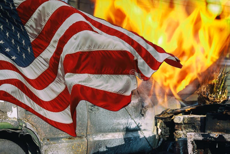 Ein Haus wurde durch die Häuser waren verloren zur Flamme und zur amerikanischen Flagge gebrannt lizenzfreies stockbild Ein Haus wurde durch die Häuser waren verloren zur Flamme und zur amerikanischen Flagge gebrannt lizenzfreies stockbild