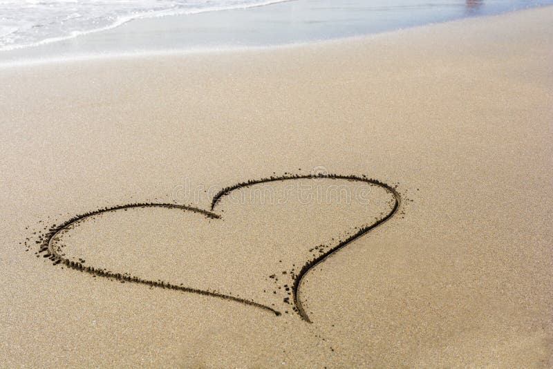 Ein Herz Im Sand Auf Einem Schonen Strand Im Sonnenschein Mit Raum Fur Weiter Redigieren Stockfoto Bild Von Schonen Fur
