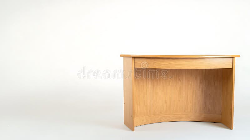 Ein Holzschreibtisch mit geschwungener Oberseite sitzt auf weißem Hintergrund lizenzfreie stockfotos