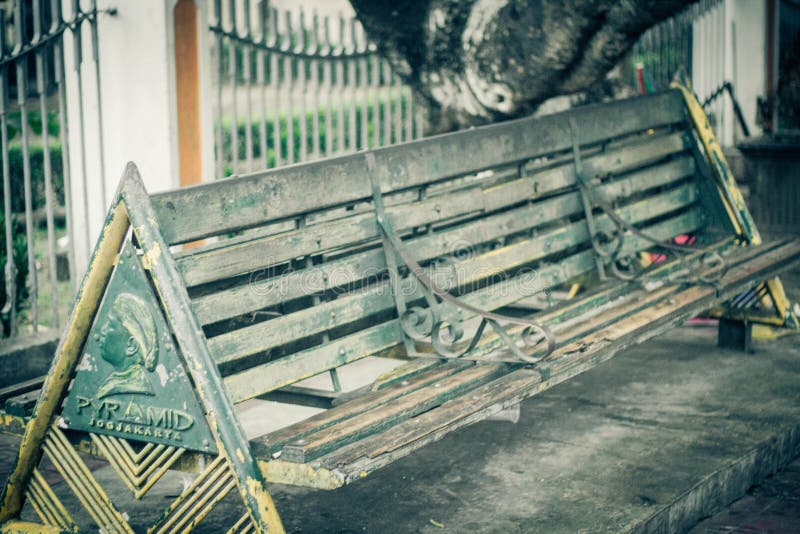 Ein ikonenhafter Bankgrünstahl und -holz am jogja Yogyakarta Indonesien stockfotografie Ein ikonenhafter Bankgrünstahl und -holz am jogja Yogyakarta Indonesien stockfotografie