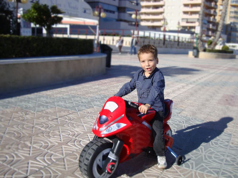 Ein Junge auf einem moto lizenzfreie stockbilder Ein Junge auf einem moto lizenzfreie stockbilder